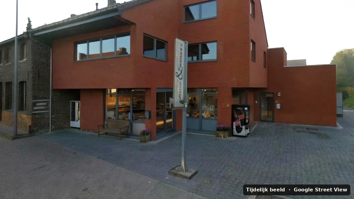 Het pand aan de Dutselstraat 18 in Kortrijk-Dutsel, met de etalage en de ingang