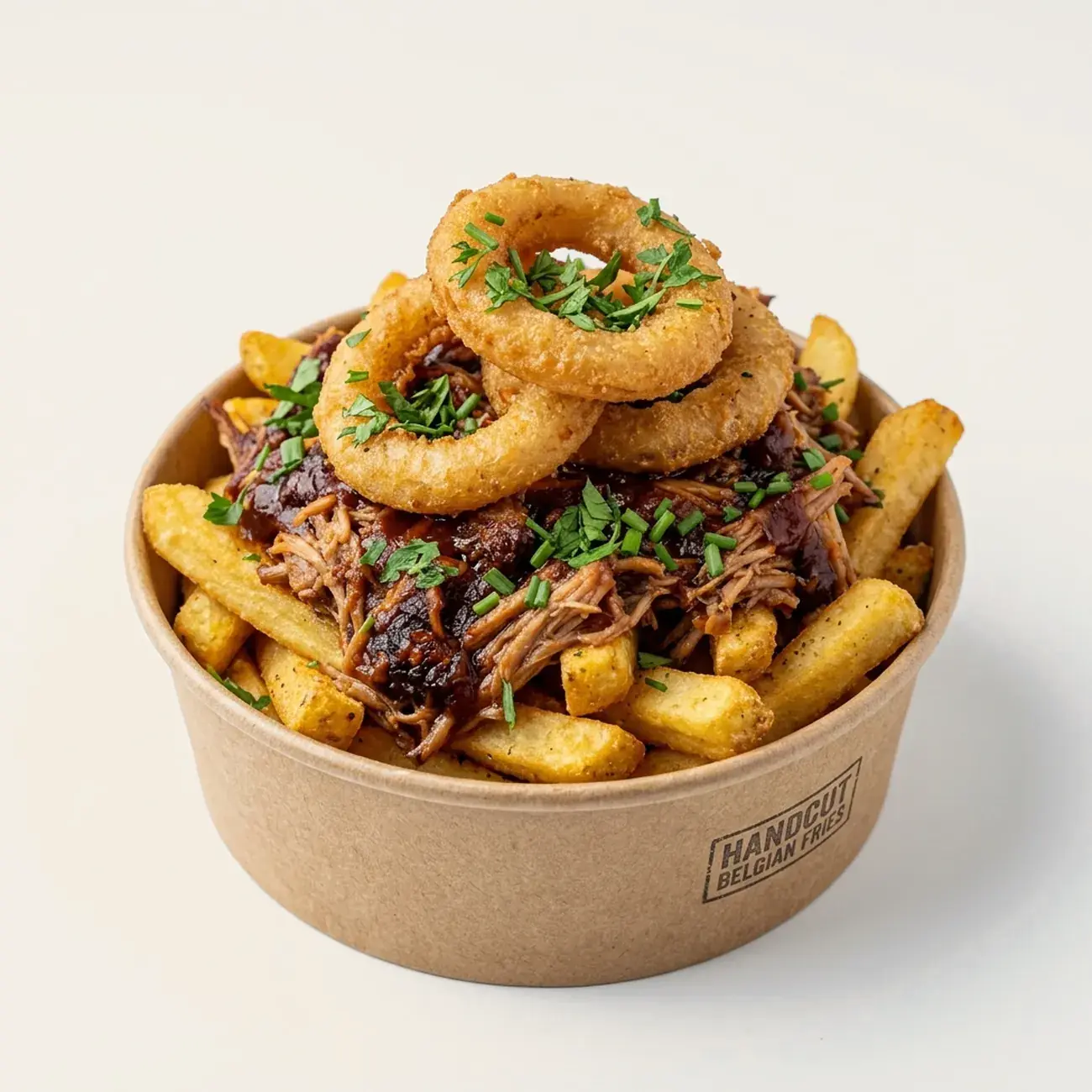 Verse friet met pulled pork, barbecuesaus en ajuinringen in een kartonnen bak
